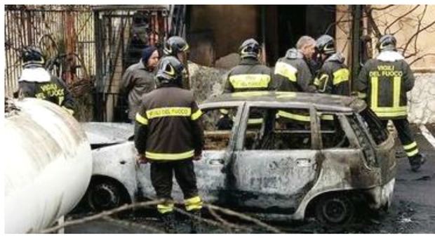 Napoli, esplode bombola di gas nel parcheggio della piscina: due morti e tre feriti gravi