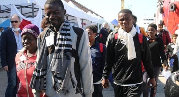 Napoli, migranti nel Centro Polifunzionale a Marechiaro: «Servono lenzuola e bagnoschiuma»