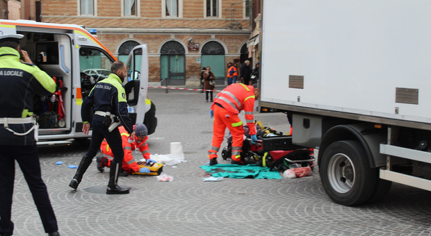 Travolto da un autocarro in piazza Boccolino: l’anziano perde una gamba