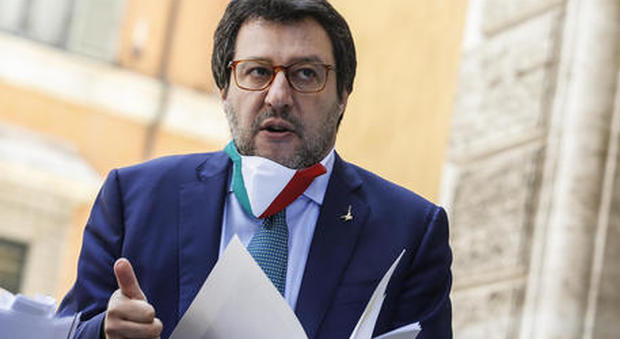Scuola, Salvini contro Azzolina: «È un disastro. Non manderò mia figlia con la mascherina in una classe isolata, senza insegnanti e tutela»
