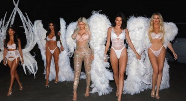 Le sorelle Kardashian come gli angeli di Victoria's Secret