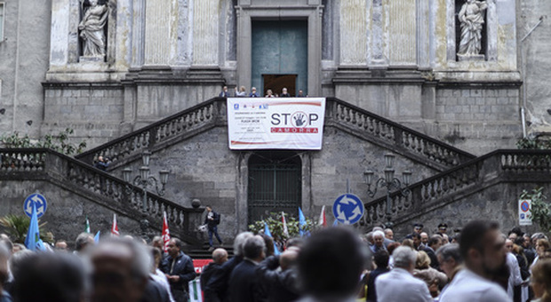 Napoli, flash mob anticamorra al Pellegrini: «Severi con chi colpisce un medico»