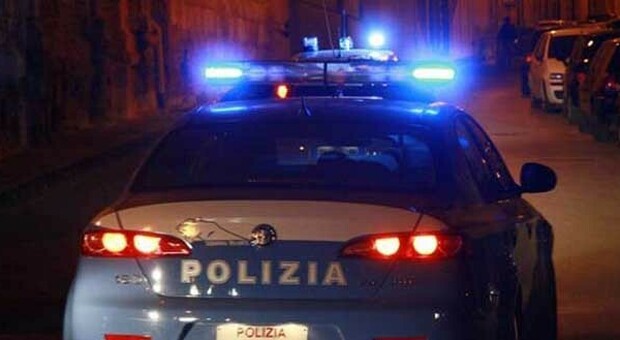 Milano, scopre falsari dalla finestra dell'hotel e chiama la polizia: due africani in manette