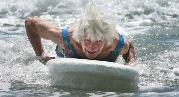 Nancy Maherne, nonna del surf: a 92 anni è sulla cressta dell'onda. Il segreto è la dieta