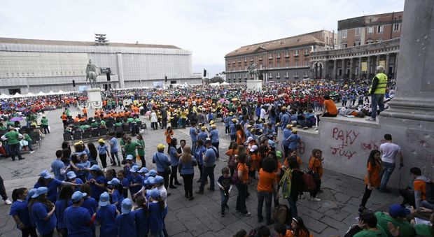 Napoli, in piazza del Plebiscito il coro polifonico più grande nella storia della musica. La pioggia non ferma il concerto di 13mila studenti | RIVEDI LA DIRETTA FB