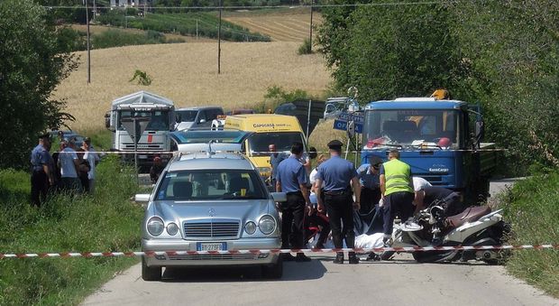 Gabriele, commerciante di 57 anni, si schianta con lo scooter contro un furgone e muore