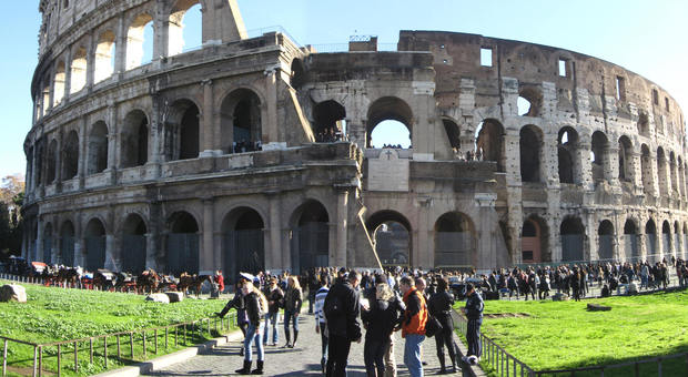 Turisti si arrampicano al Colosseo e precipitano: uno è grave