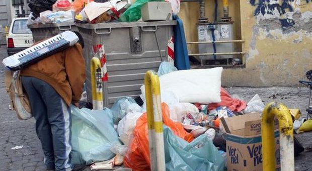 Il sindaco di Napoli: «Vietato rovistare tra i rifiuti, altrimenti multa da 500 euro»