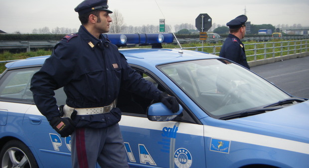 Ubriaco e contromano provoca incidente in autostrada: albanese bloccato dalla Polstrada