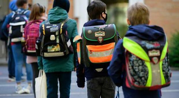 Coronavirus, governatrice Madrid: «Tutti i bimbi che torneranno a scuola saranno contagiati»