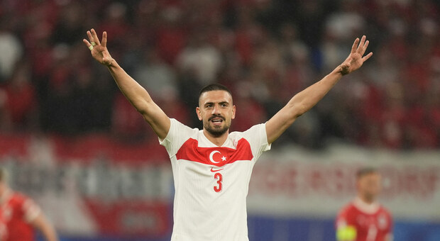 Turchia, Demiral sotto indagine Uefa per "il saluto del lupo": cos'è (e cosa succede ora)