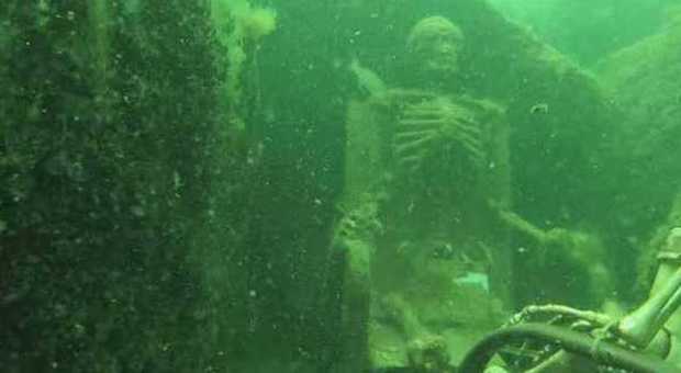 Due scheletri seduti con gli occhiali da sole in fondo al lago: i sommozzatori fanno una scoperta inaspettata