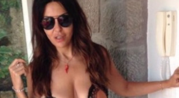 Sabrina Ferilli sbarca su Instagram, il primo bikini è da urlo