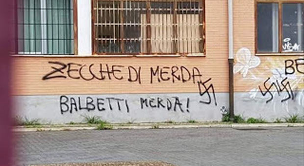 Roma, insulti e svastiche contro il prof antifascista sui muri del liceo Montale