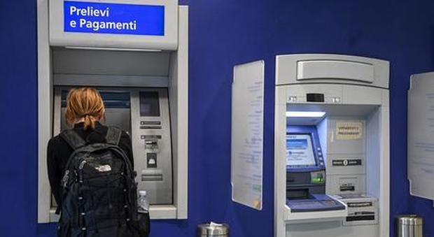 Trova ventimila euro "dimenticati" al bancomat a Bergamo: chiama i carabinieri e li fa restituire