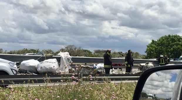 Lecce, tir si ribalta sulla Superstrada: carreggiata invasa da carcasse d'auto