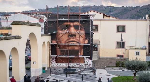 Quarto, un nuovo murales dedicato a Maradona. Jorit: «Avere Diego a casa mi fa stare bene e ha senso»