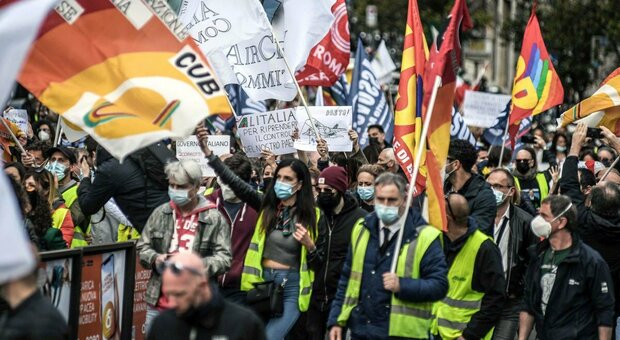 Roma, caos manifestazioni: centro ostaggio dei sit-in e traffico di nuovo in tilt