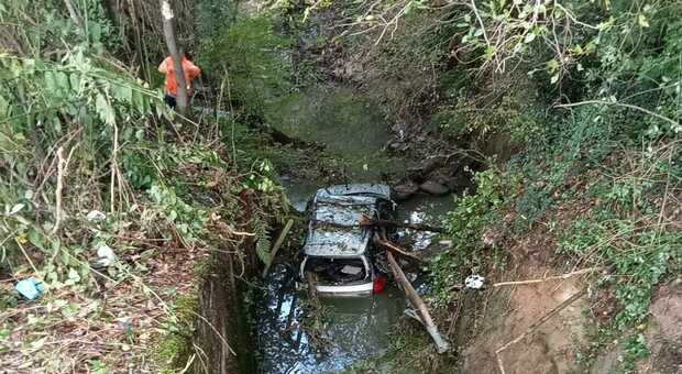 Auto in un canale tra Frosinone e Ceccano: è un mezzo rubato, non ci sono vittime