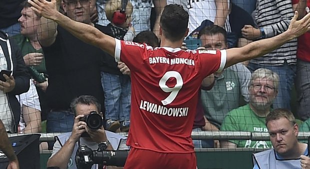 Bayern, Lewandowski all'attacco: «La società spenda di più sul mercato»