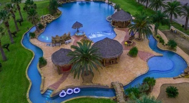 immagine In vendita la villa con la piscina privata più grande del mondo: costa 3,5 milioni di dollari