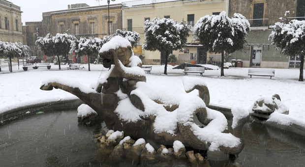 Maltempo al Centro-Sud, neve anche in Puglia e Basilicata: trulli e spiagge «imbiancati»