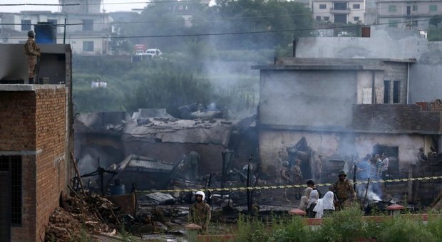 Aereo militare precipita sulle case: almeno 19 morti