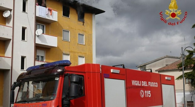 Appartamento in fiamme per il ferro da stiro acceso: tre famiglie evacuate