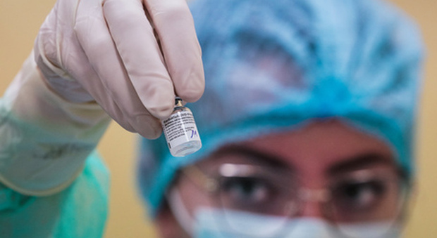 Una sola dose di vaccino a chi ha già avuto il Covid: l'ipotesi prende corpo, confronto con Aifa
