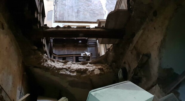Napoli, svolta sul crollo choc degli Incurabili: «Disastro provocato dagli abusi in un garage»