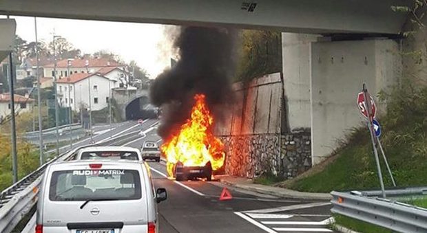 Paura in strada: auto in fiamme, occupanti salvi per miracolo