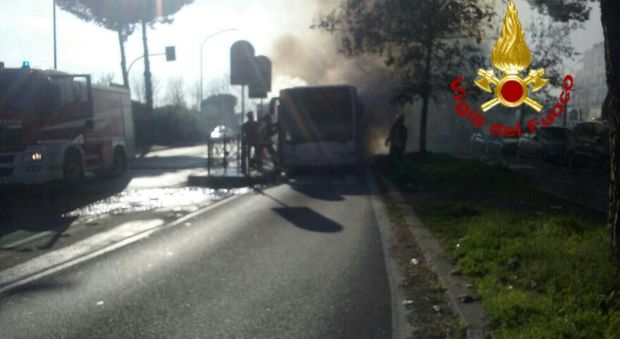 Paura sul bus in fiamme: il conducente fa scendere i passeggeri. Nessun ferito