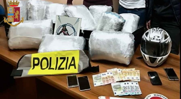 Roma, nascondevano 20 chili di marijuana nei trolley: arrestati