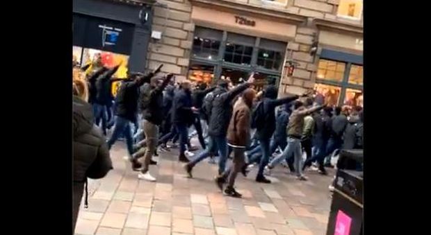 Lazio, saluti romani degli ultrà per le strade di Glasgow