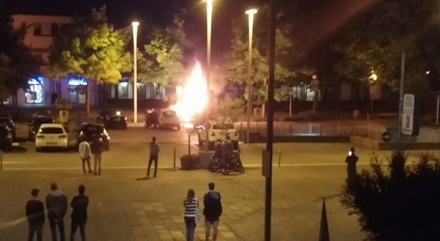 Pieve di Soligo: auto incendiata spaventa i passanti in centro