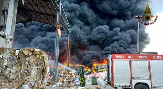 Maxi incendio di rifiuti nel Napoletano, indagato il patron dell'azienda di riciclo