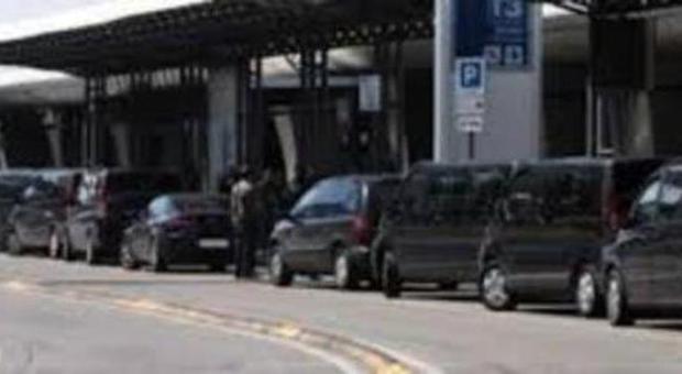Aeroporto di Fiumicino, blitz dei vigili tra gli Ncc: 13 auto irregolari, fermati 11 autisti senza contratto