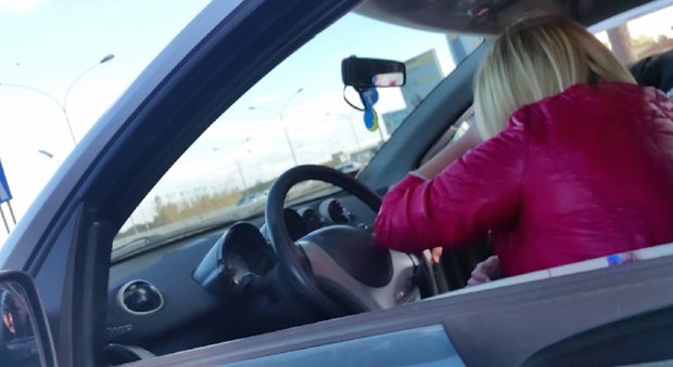 Sesso in auto con una prostituta, ventimila euro di multa