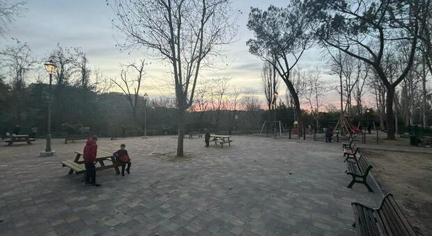 Roma, alberi, lampioni e tavoli (anche per persone con disabilità): ecco la nuova piazza per Sacco Pastore nel cuore del parco di Val Trompia