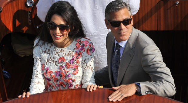Amal Alamuddin e il marito George Clooney a Venezia