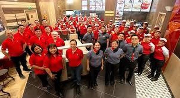 Arriva Jollibee, primo fast food filippino: un chilometro di coda per l'inaugurazione