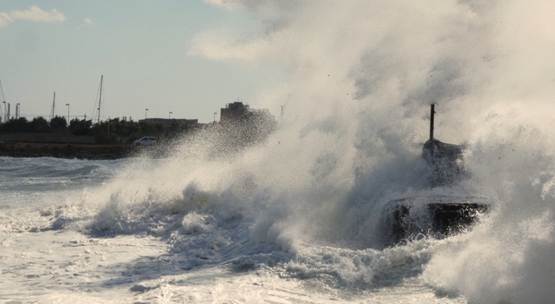 Il porticciolo nel mare in tempesta: a Brindisi onde da spettacolo. Le foto