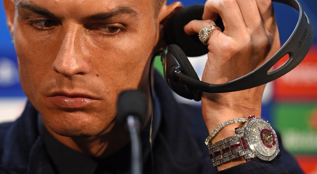 Cristiano Ronaldo in sala interviste a Manchester con l'orologio da 2 milioni di euro