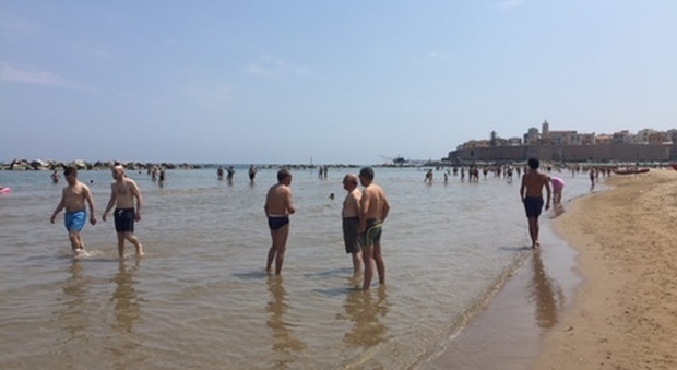 Razzismo in spiaggia: «Sei negro, vattene...». Turista romano denunciato in Maremma