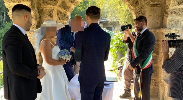 Matrimonio alla Cascata delle Marmore, ma il Comune "dimentica" gli sposi