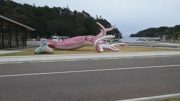 Costruita in una città giapponese un'enorme statua a forma di calamaro con gli aiuti economici per contrastare la crisi dovuta al covid-19 - VIDEO