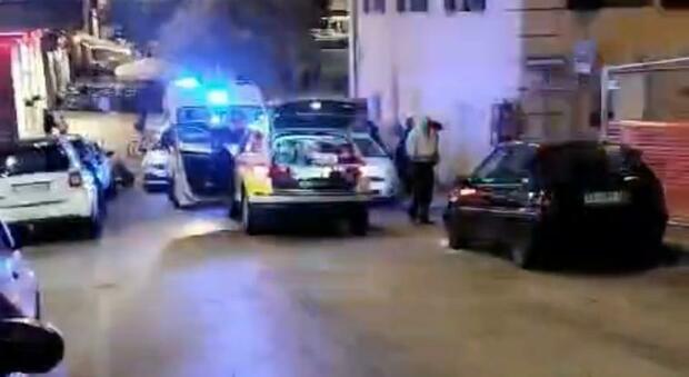 Lite dopo l’incidente ad Ancona, parte un pugno. Sviene in strada: netturbino in fuga