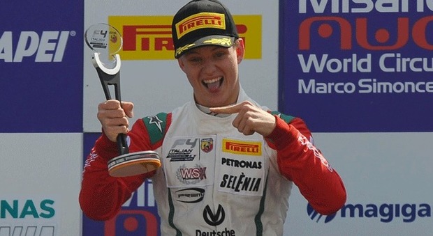 Mick Schumacher sul podio di Misano dopo la doppia vittoria in Formula 4