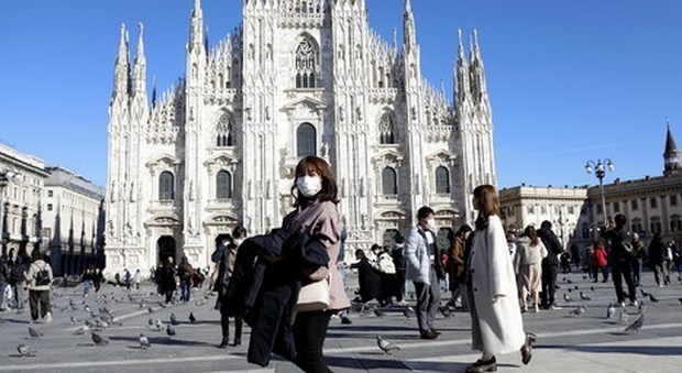 Coronavirus, nuove regole anti contagio per gli italiani: niente abbracci, baci e strette di mano, mantenere distanza di due metri