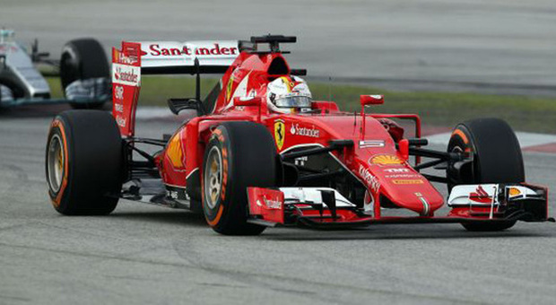 Sebastian Vettel davanti alle Mercedes